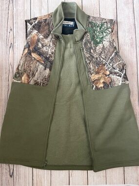 Magellan Outdoors Olive Green Fleece Vest with Camo